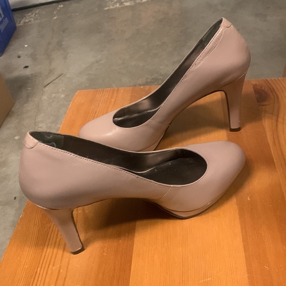 Bandolino Patent Leather Nude Pump Closed Toe Heels, Women Size 7 - Picture 14 of 15